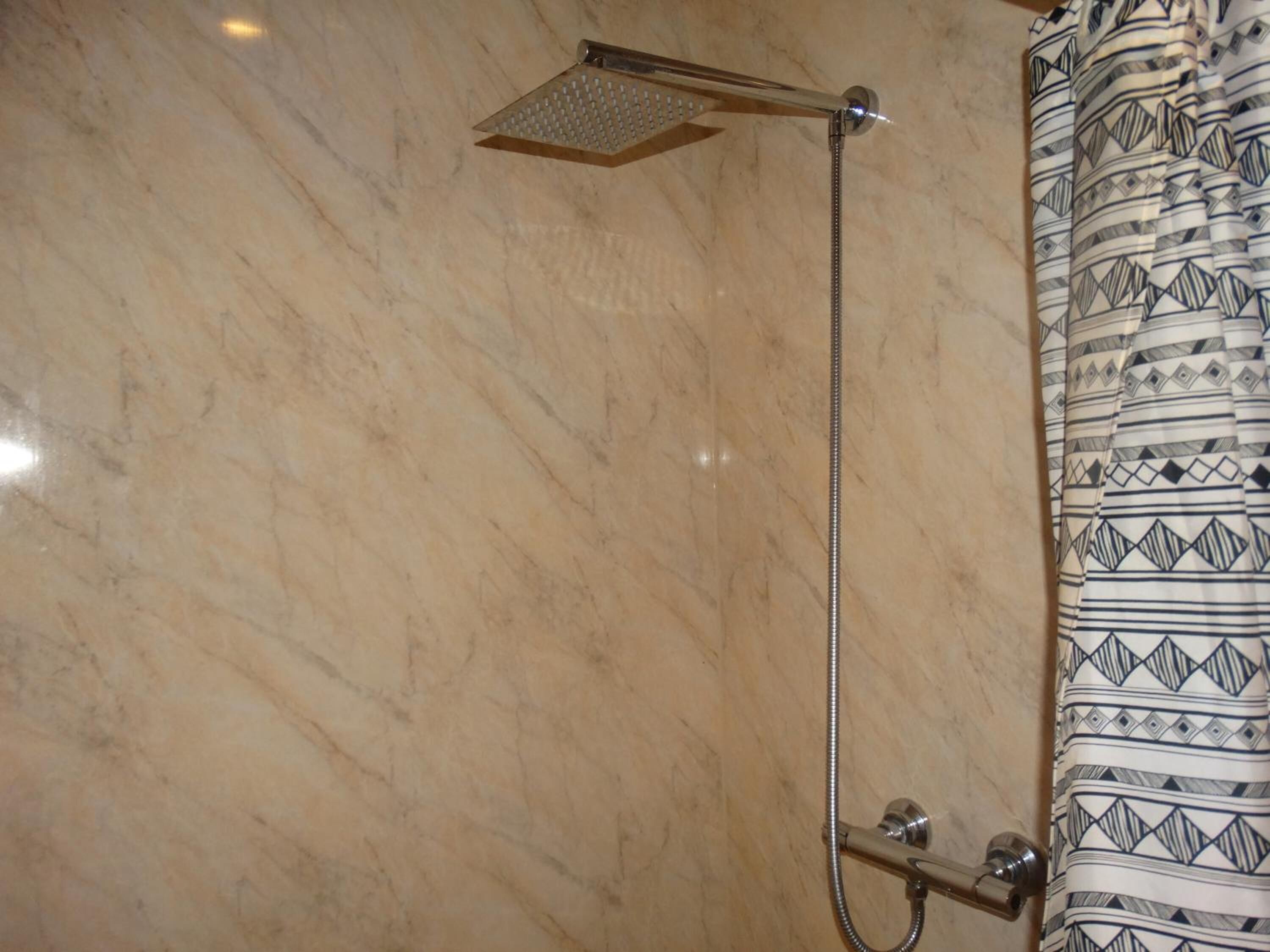 Shower, free toiletries