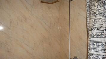Shower, free toiletries