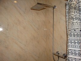 Shower, free toiletries