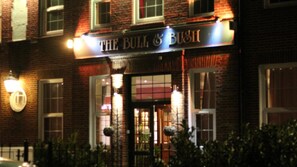 Exterior - The Bull and Bush Hotel Kingston (London)