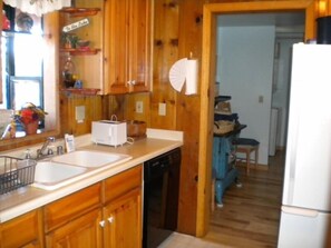 Premium Cabin, 3 Bedrooms | Private kitchen | Fridge, microwave, stovetop, dishwasher - 3663 Forest Ave (South Lake Tahoe)