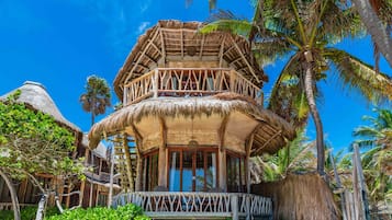 Suite, 1 King Bed, Beach View, Oceanfront | Premium bedding, in-room safe, blackout drapes, rollaway beds