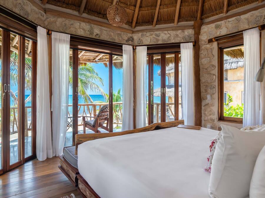 Suite, 1 cama King size, vista a la playa, frente al océano | Ropa de cama de alta calidad y caja de seguridad en la habitación