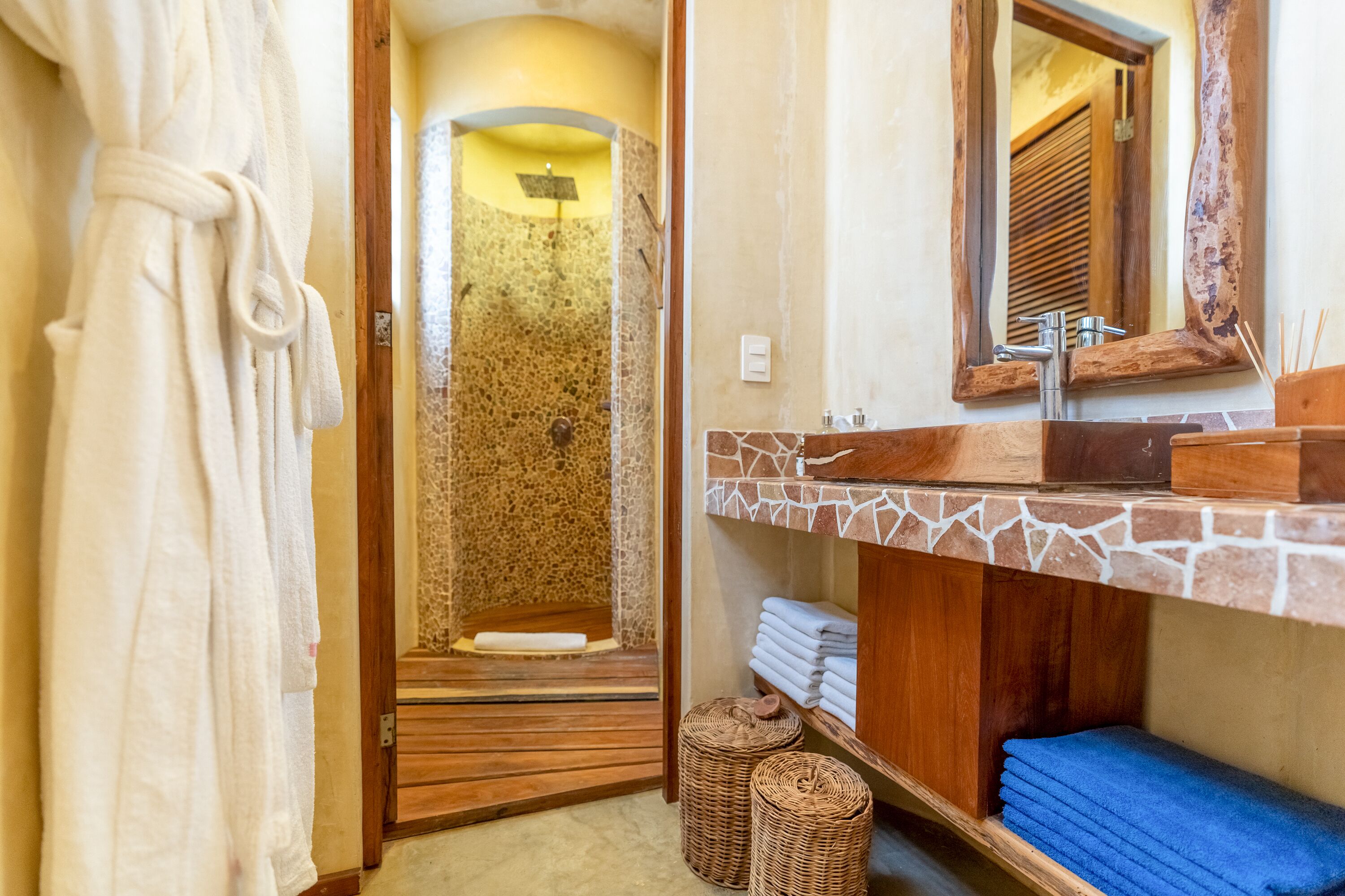 deluxe suite, balcony, partial ocean view | bathroom | shower, rainfall showerhead, free toiletries, hair dryer