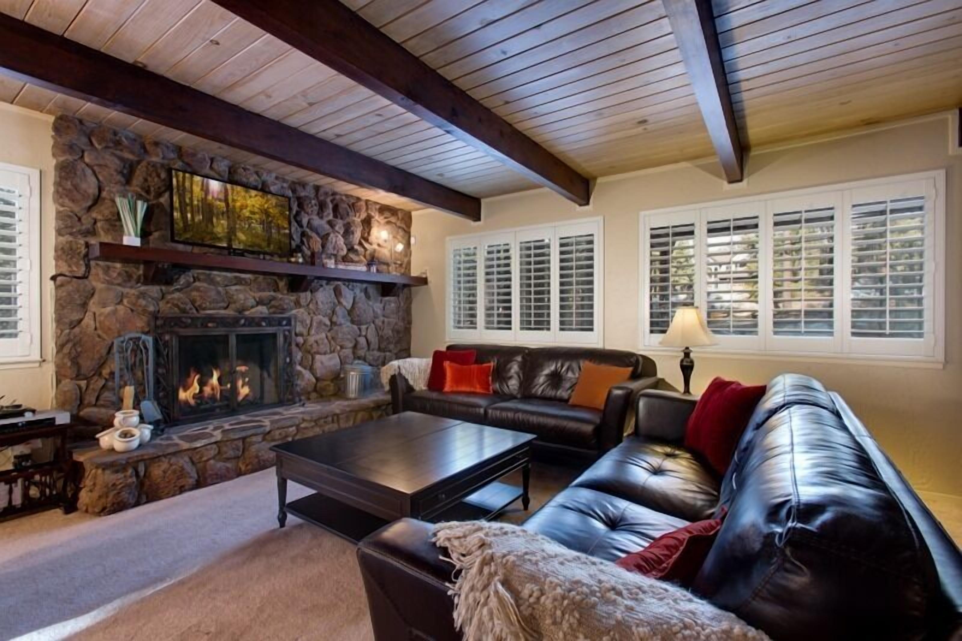 Classic Cabin, 3 Bedrooms | Living room