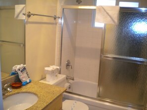 House, 3 Bedrooms | Bathroom | Combined shower/bathtub, towels