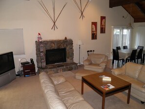 บ้านพัก, 3 ห้องนอน | ห้องนั่งเล่น | ทีวี 50 นิ้ว พร้อมช่องดิจิตอล, เตาผิง, เครื่องเล่นดีวีดี