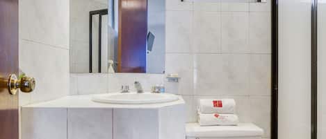 Ducha, secador de pelo, toallas, jabón