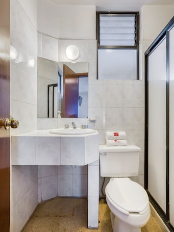 Shower, hair dryer, towels, soap. Capital O Parador Crespo Hotel, Oaxaca