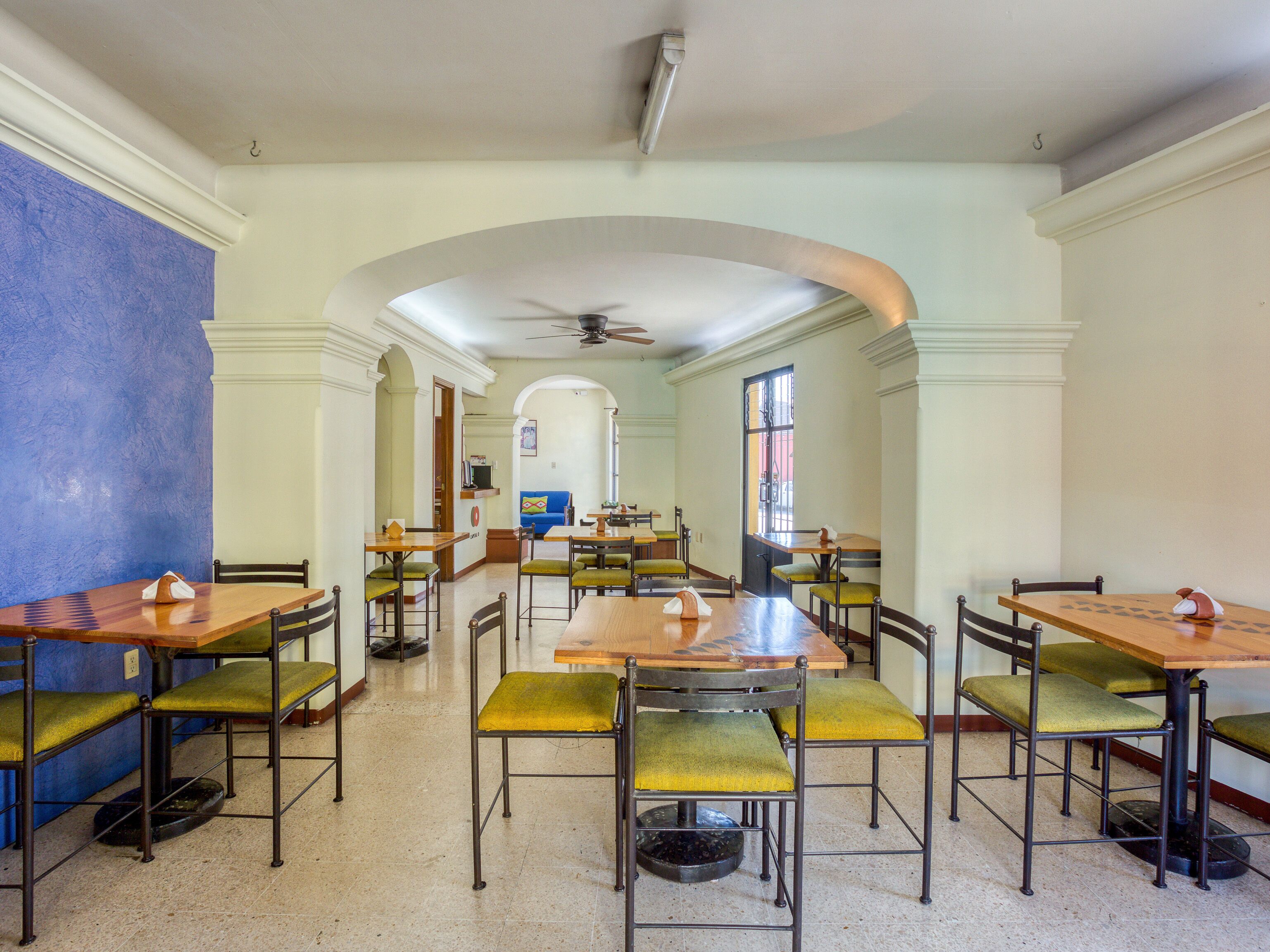 Aamiainen, lounas ja illallinen; paikallinen keittiö 