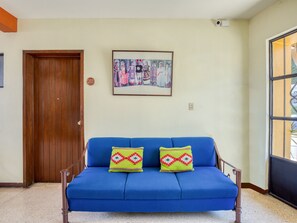 Lobby sitting area - Capital O Parador Crespo Hotel, Oaxaca (Oaxaca)
