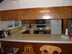 House, 3 Bedrooms | Private kitchen | Fridge, microwave, stovetop, dishwasher - 835 Paloma Ave. (South Lake Tahoe)