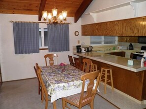 House, 3 Bedrooms | In-room dining - 835 Paloma Ave. (South Lake Tahoe)