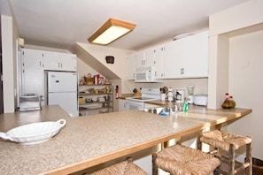 House, 6 Bedrooms | Private kitchen