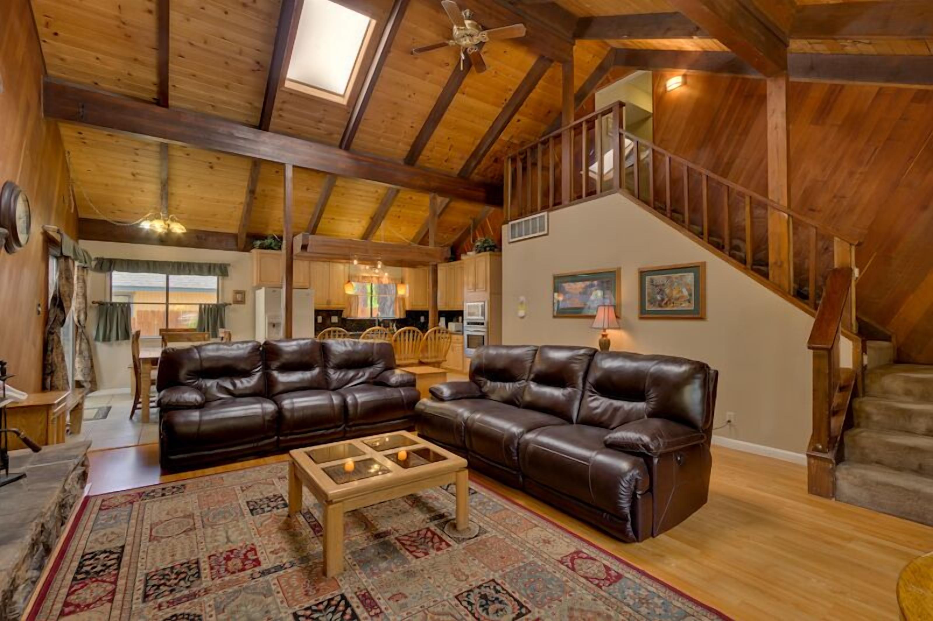House, 6 Bedrooms | Living room | TV, fireplace