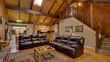 House, 6 Bedrooms | Living room | TV, fireplace