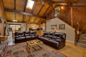 House, 6 Bedrooms | Living room