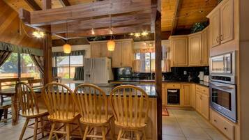 House, 6 Bedrooms | Private kitchen | Fridge, microwave, stovetop, dishwasher