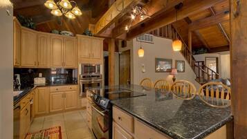 House, 6 Bedrooms | Private kitchen