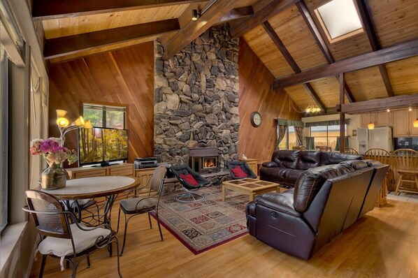 House, 6 Bedrooms | Living area