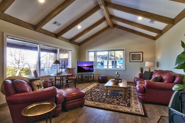 Talo, 5 makuuhuonetta | Olohuone | Televisio, takka