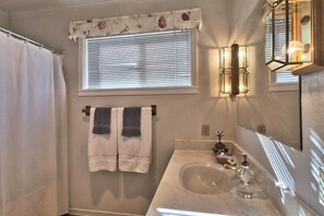 House, 5 Bedrooms | Bathroom - 828 Park Ave. (South Lake Tahoe)