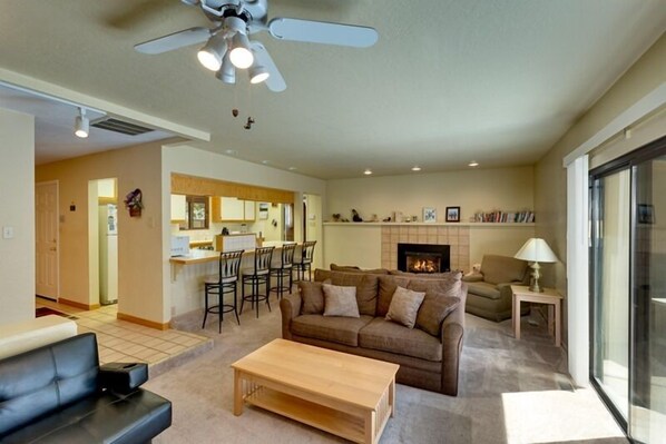 Living area - 3221 Marlette Circle (South Lake Tahoe)
