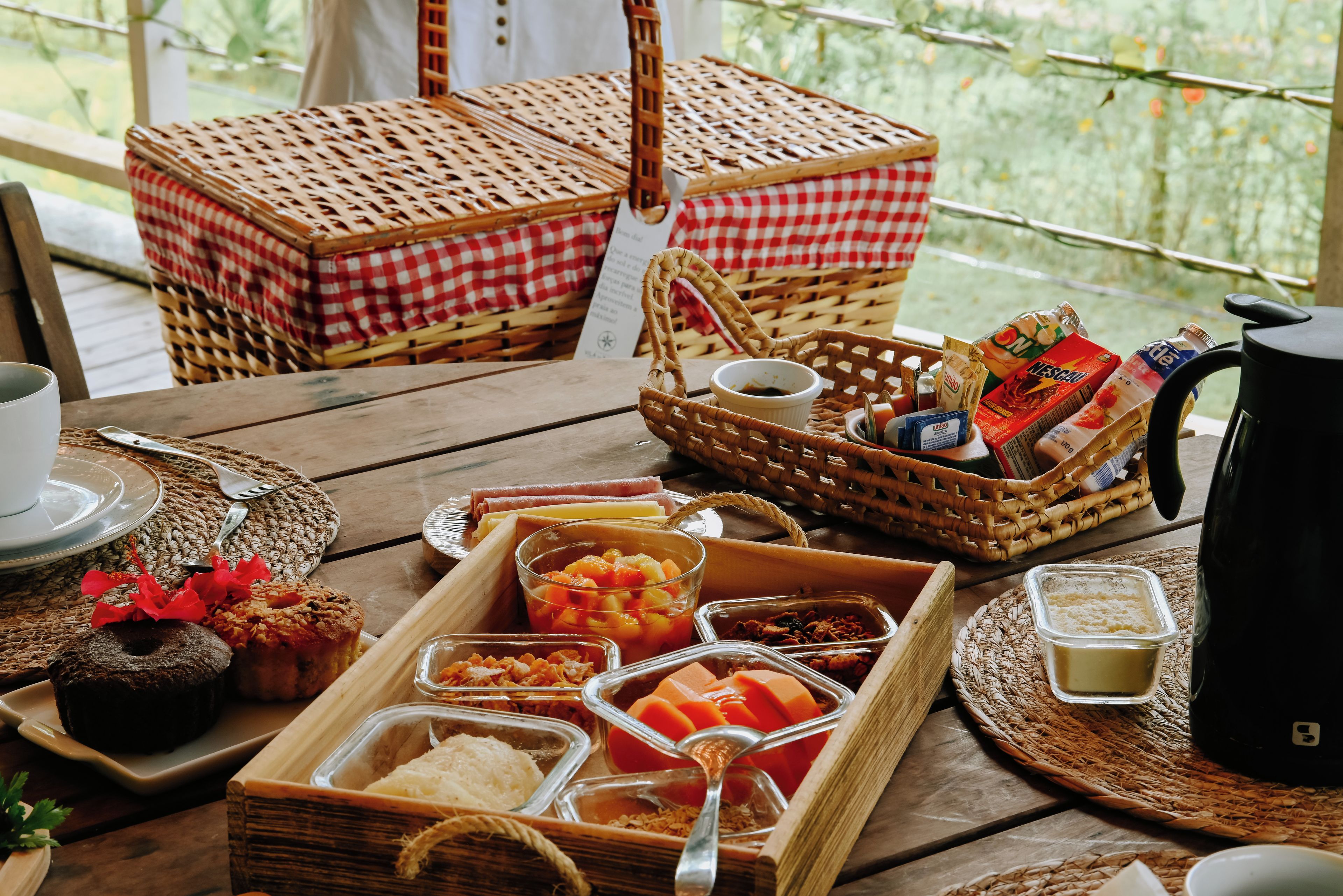 Un buffet de petit-déjeuner avec divers plats et une cafetière sur une table en bois.