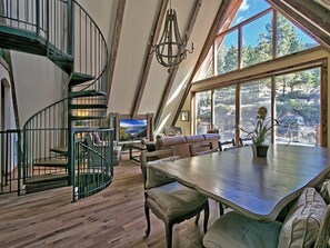 ハウス 5 ベッドルーム レイクビュー | 客室内のダイニングエリア