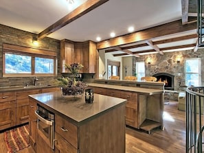 ハウス 5 ベッドルーム レイクビュー | 客室内のダイニングエリア