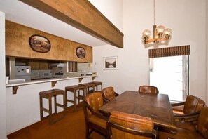 Chalé, 2 quartos | Opções para refeição no quarto