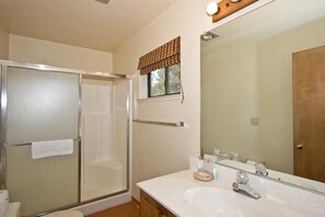 Chalet, 2 Schlafzimmer | Badezimmer | Duschwanne, Handtücher