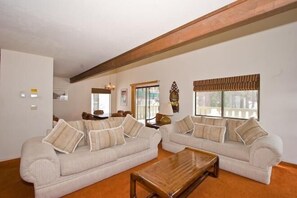 Chalé, 2 quartos | Área de estar | TV, lareira, DVD player