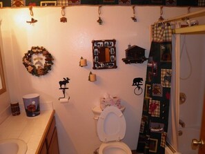 Family House | Bathroom | Combined shower/bathtub, towels - 4019 Blackrock Road (South Lake Tahoe)