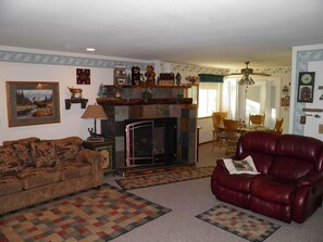 Family House | Living room | TV, fireplace, DVD player - 4019 Blackrock Road (South Lake Tahoe)