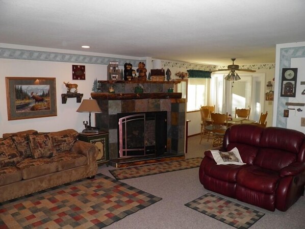 Maison familiale | Salle de séjour | Téléviseur, foyer, lecteur de DVD