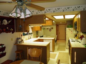 Family House | Private kitchen | Fridge, stovetop, dishwasher - 4019 Blackrock Road (South Lake Tahoe)