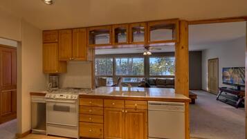 Deluxe House, Lakeside | Private kitchen | Fridge, microwave, stovetop, dishwasher
