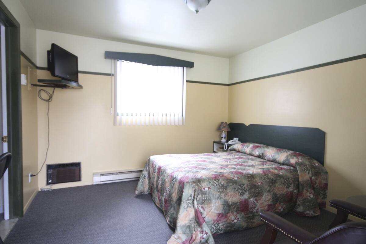 Standardzimmer, 1 Doppelbett | Zustellbetten, kostenloses WLAN