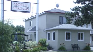 A two-story motel with a sign reading "Motel Marie-Dan." - Motel Marie-Dan (Sainte-Eulalie)