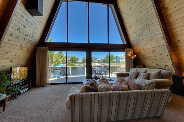 Chalet, 2 Bedrooms, Lakeside | Living room