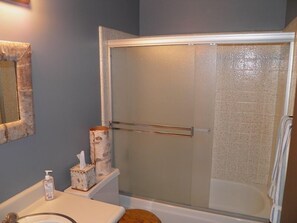 House, 4 Bedrooms, Lakeside | Bathroom | Combined shower/bathtub, towels - 584 Alpine Dr (South Lake Tahoe)