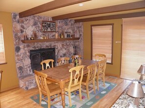 House, 4 Bedrooms, Lakeside | In-room dining - 584 Alpine Dr (South Lake Tahoe)