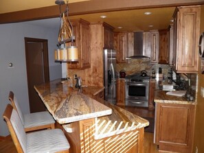 Hus - 4 sovrum - vid sjön | Eget kök | Stort kylskåp, mikrovågsugn, spishäll och diskmaskin