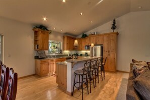Luxury House, 3 Bedrooms | In-room dining - 2058 Lukins Way (South Lake Tahoe)