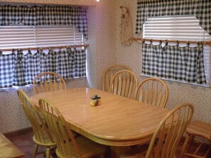 Cabin, 4 Bedrooms | In-room dining
