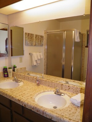 Cabane, 4 chambres | Lavabo de la salle de bain