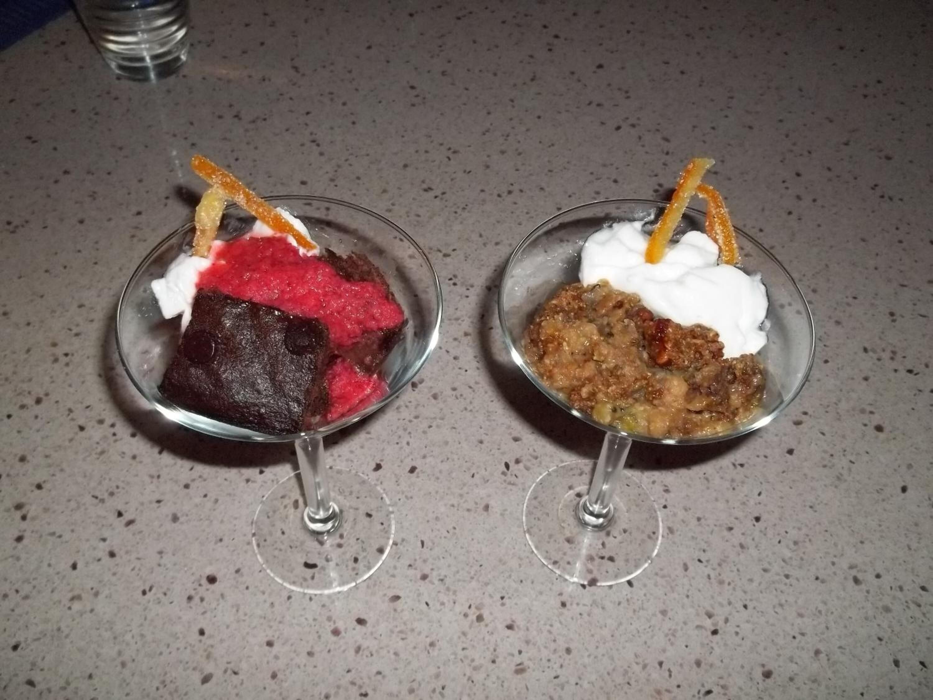 Deux verres à dessert sur un plan de travail à motifs.