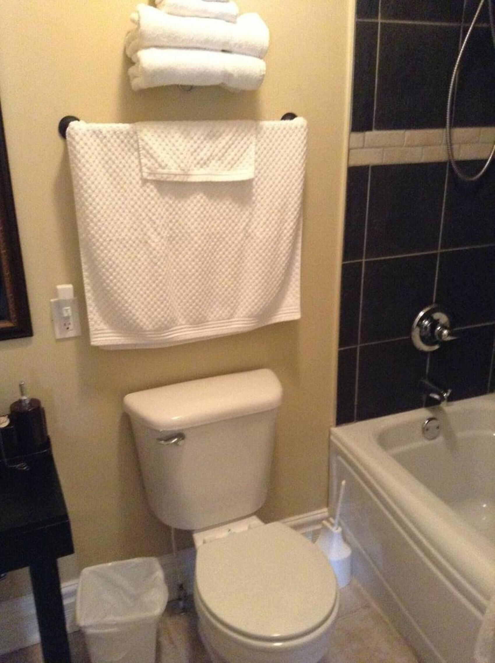 Ein Badezimmer mit Toilette, Waschbecken und Badewanne.