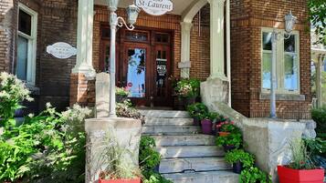 Vista frontal de la propiedad